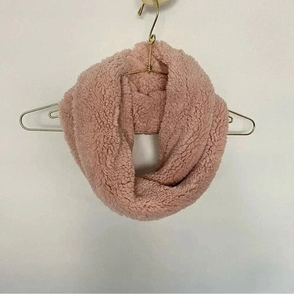 Jenni Fluffy Sherpa Fleece Infinity Scarf Blush/Pink - Picture 2 of 5